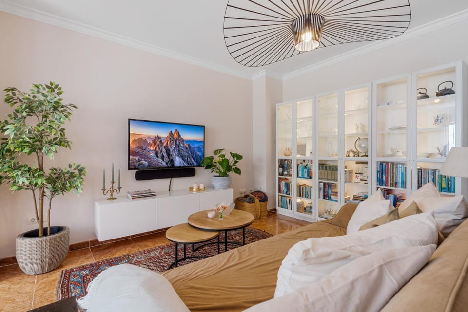 TV and multimedia, Living room, Seating area, Evening entertainment