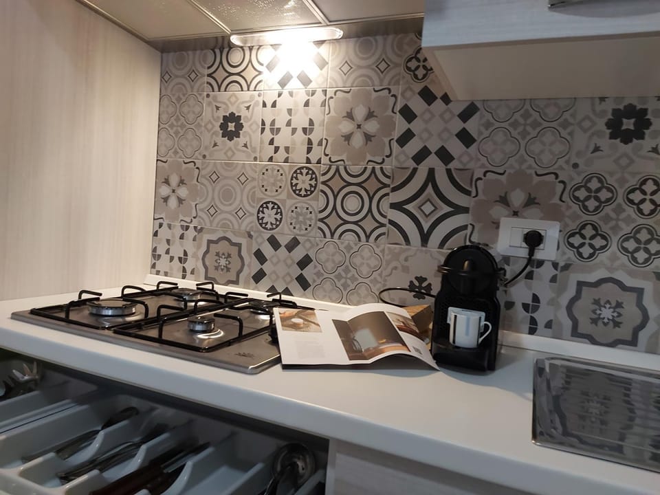 Kitchen or kitchenette, Dining area, Breakfast, Lunch, Lunch, stove