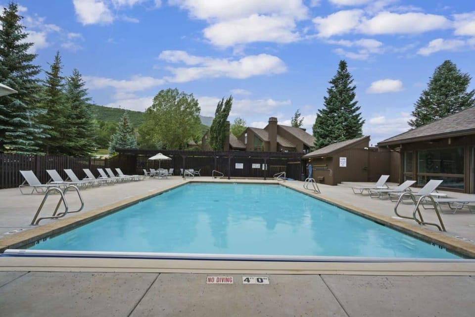 Lovely 2BR Near Skiing with Hot Tub Pool Access House in Park City