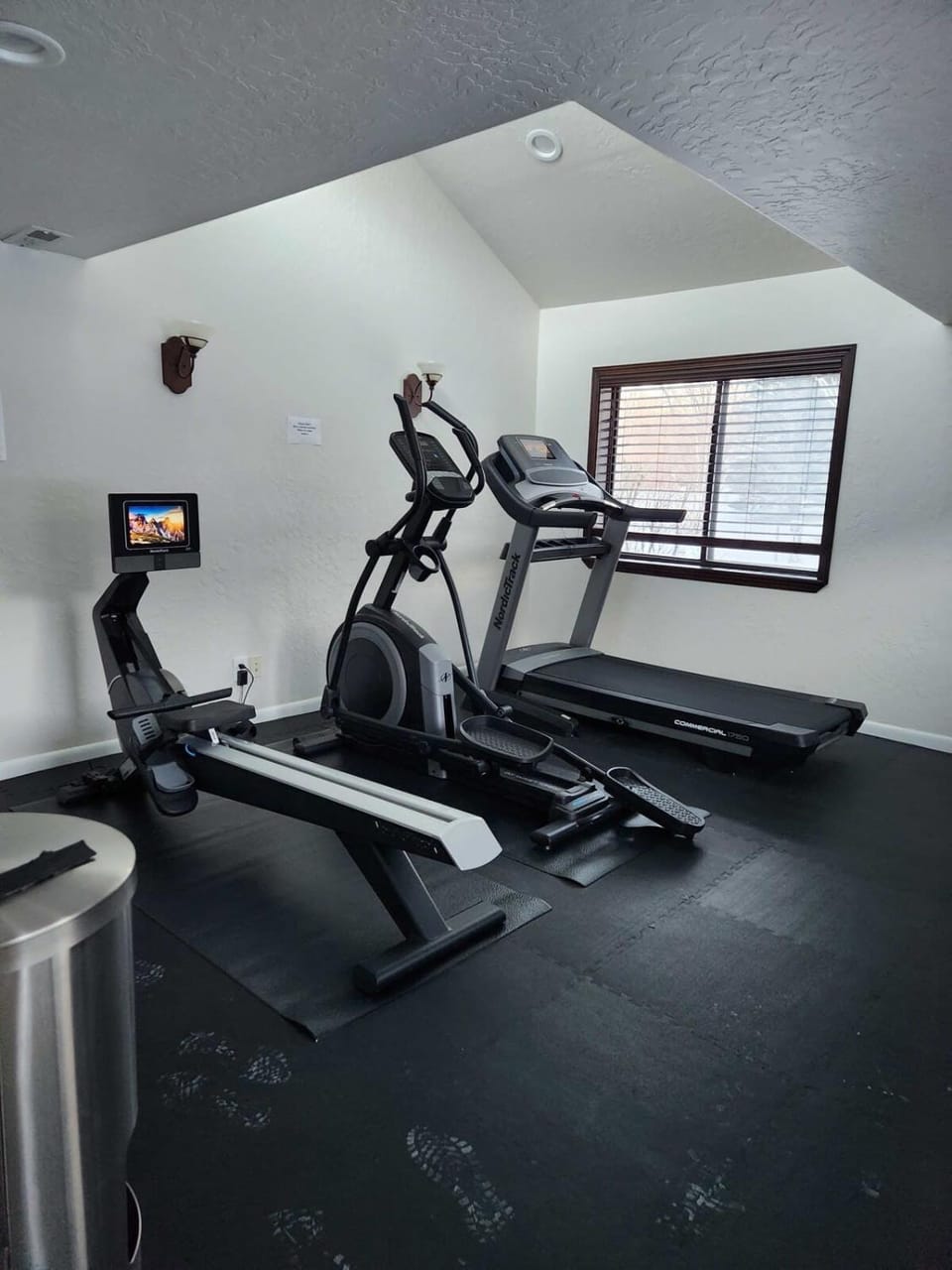 Lovely 2BR Near Skiing with Hot Tub Pool Access House in Park City