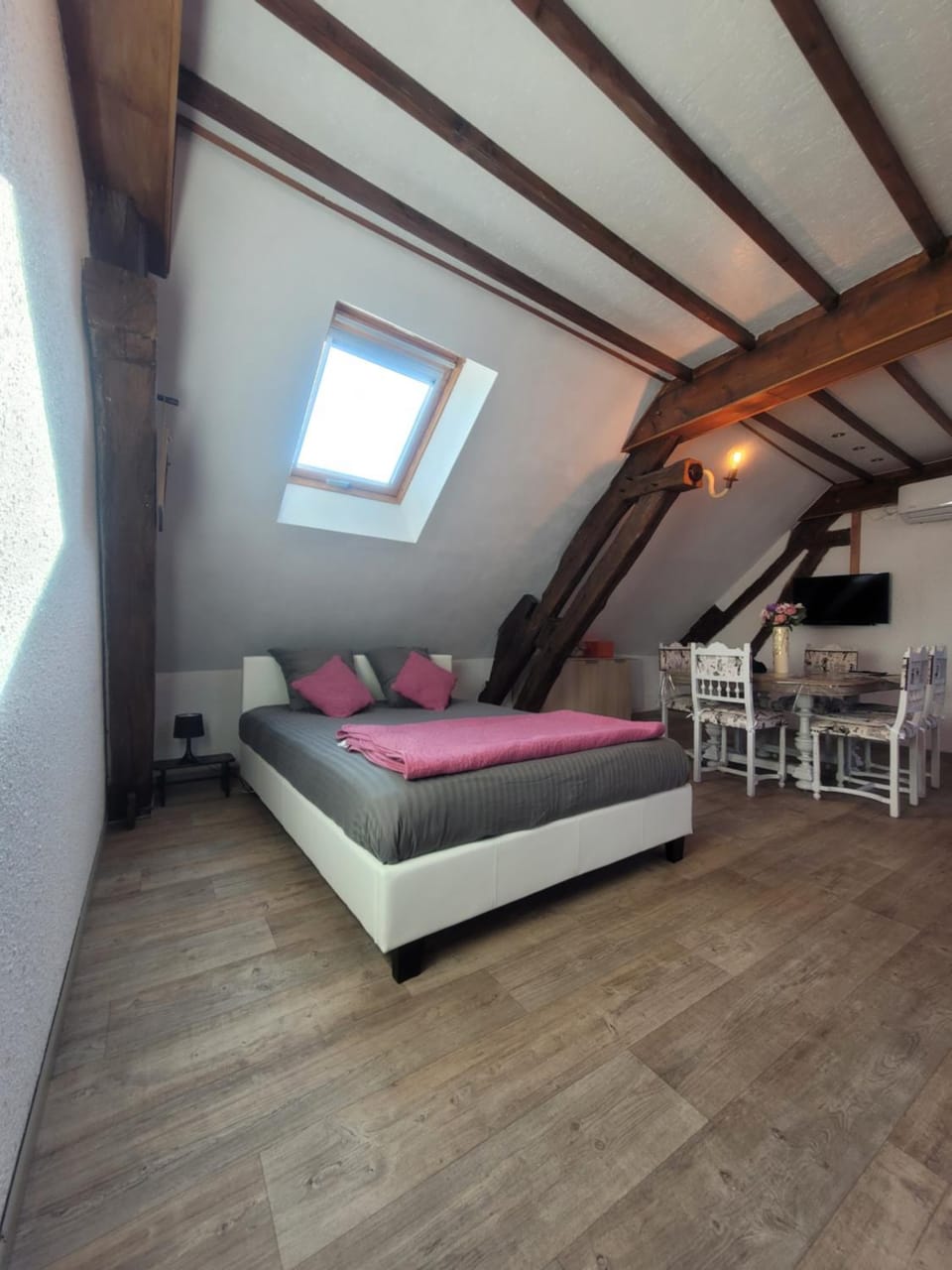 Bed, Living room, Photo of the whole room, Bedroom