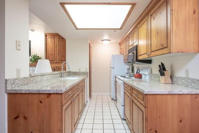 Charming 2 BDR Getaway with Views and Private Hot Tub House in Park City