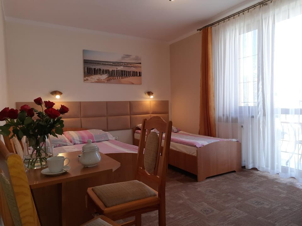 Bed, Photo of the whole room, Seating area