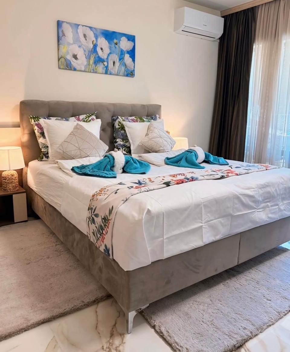 Bed, Photo of the whole room, Bedroom, towels, towels
