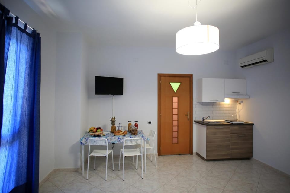 TV and multimedia, Kitchen or kitchenette, Food and drinks, Dining area, Food