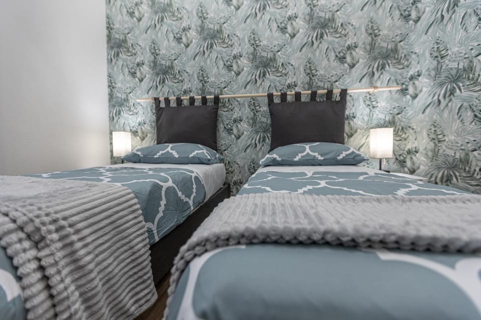 Bed, Bedroom, fireplace, fireplace, hair dresser, sunbed