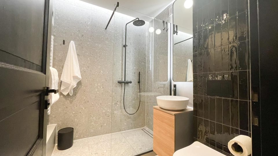 Shower, Toilet, Bathroom, Spa and wellness centre/facilities, towels