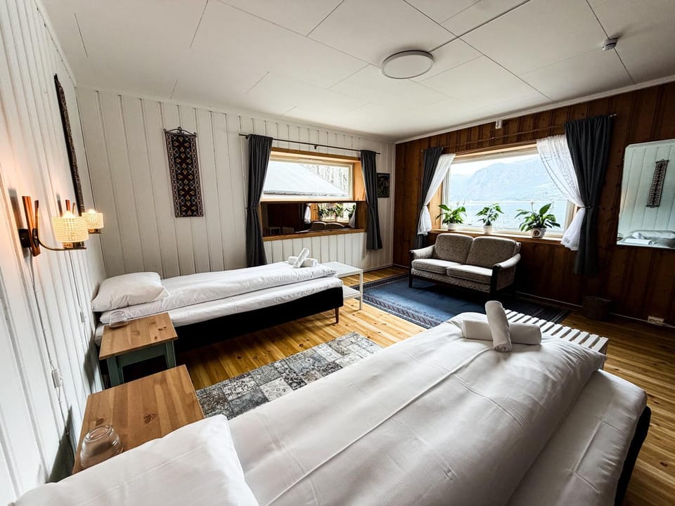 Svingen Guesthouse - Panoramic Fjord Views in Flåm Bed and Breakfast in Flam