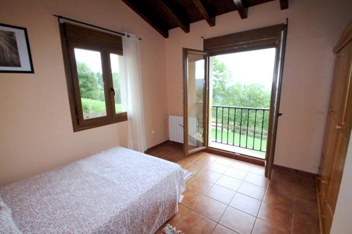 Los cerezos House in Cantabria