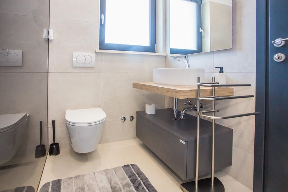 Toilet, Bathroom, heating, towels