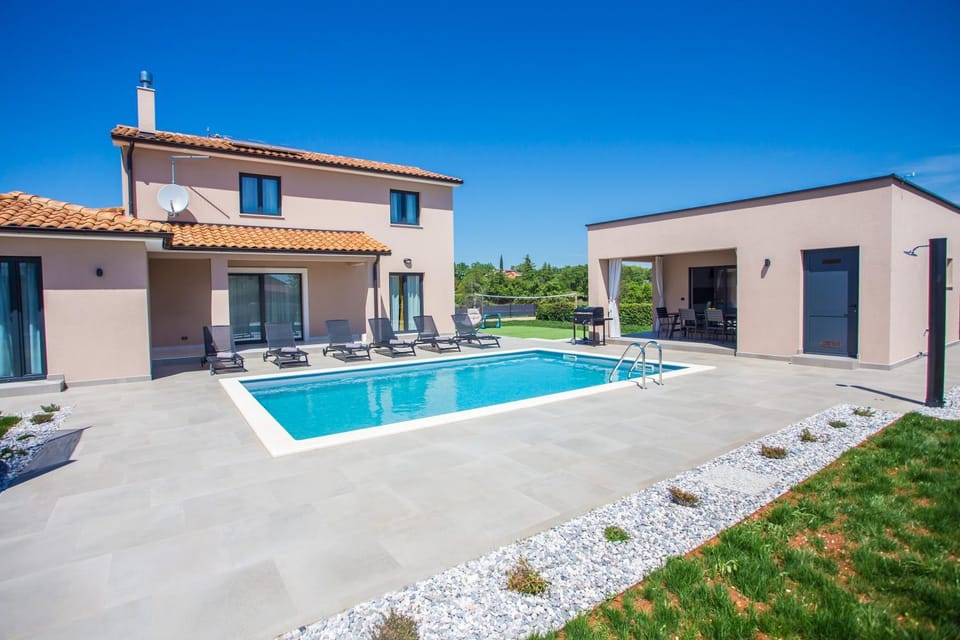 Property building, Patio, Day, Garden, Pool view, Swimming pool, sunbed