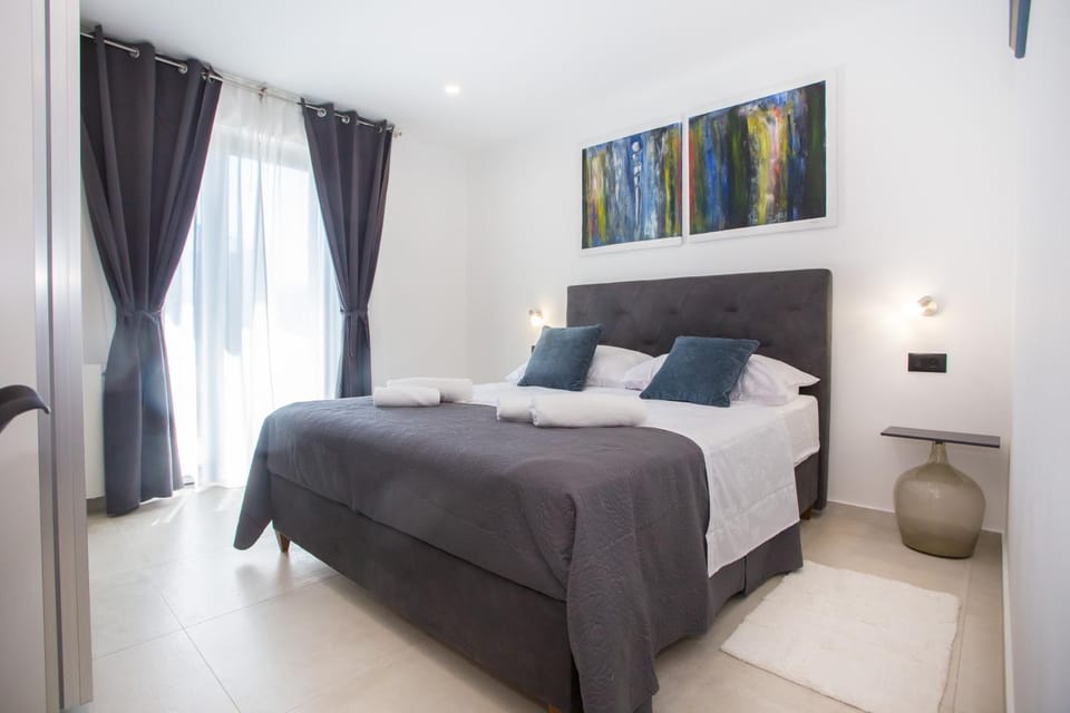 Bed, TV and multimedia, View (from property/room), Balcony/Terrace, Bedroom, Guests, Pool view, children, Family, internet, locker, towels, air conditioner