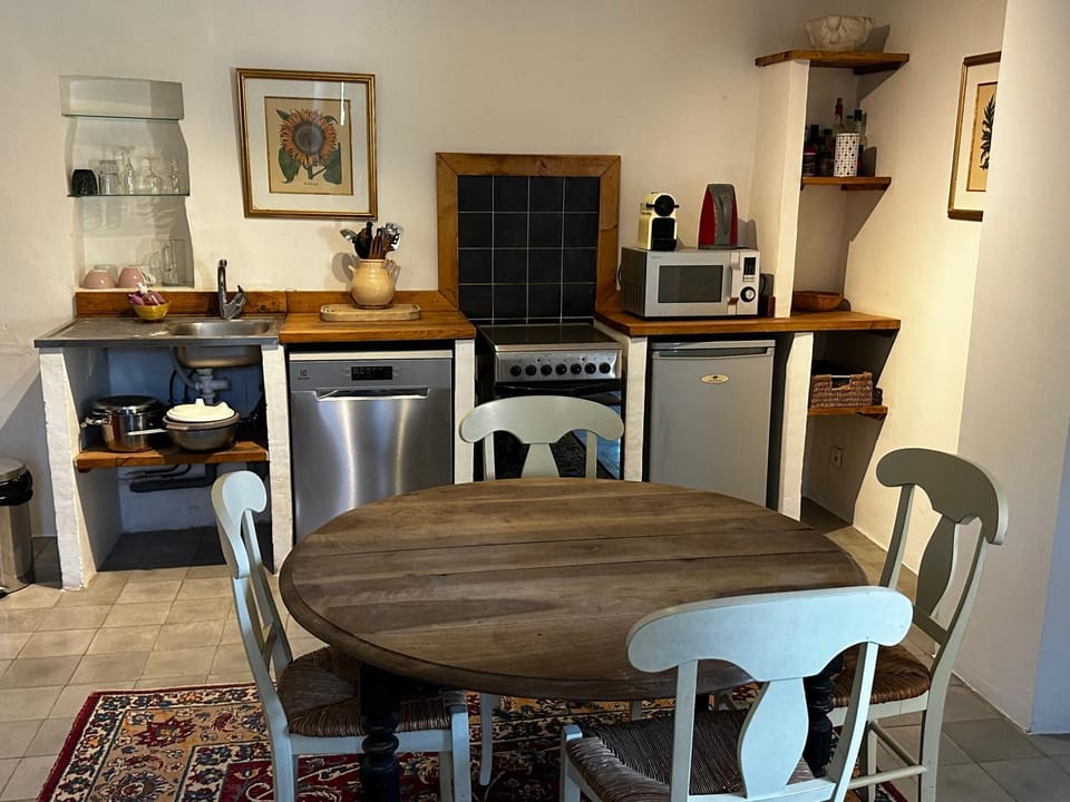 Kitchen or kitchenette, Dining area, dishwasher, oven, stove