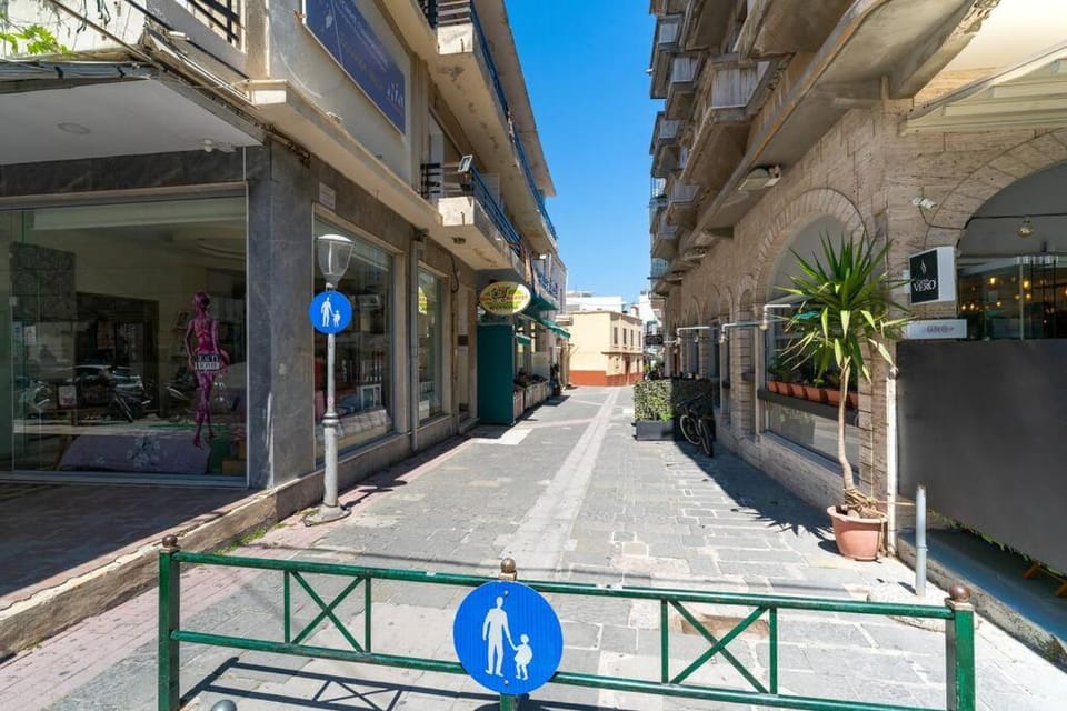 Day, Neighbourhood, City view, Street view, Location