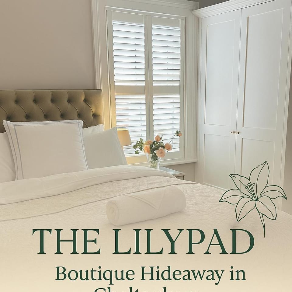 Bed, Photo of the whole room, Bedroom, Text overlay, wardrobe