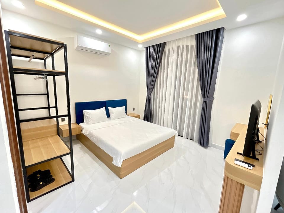 Bed, TV and multimedia, Photo of the whole room, Bedroom