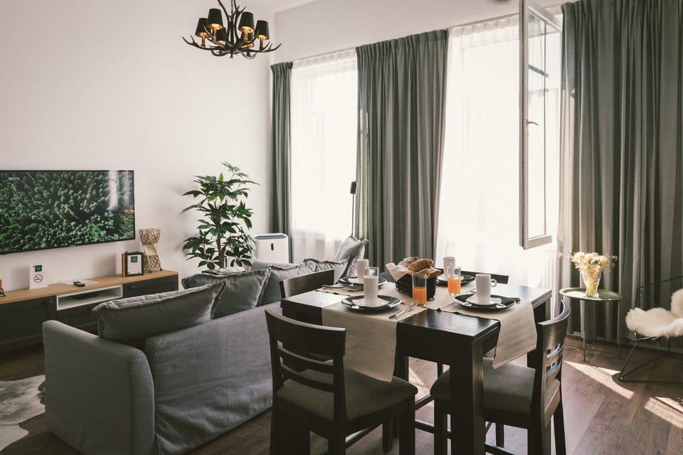 TV and multimedia, Living room, Seating area, Dining area