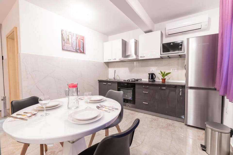 Kitchen or kitchenette, Dining area, minibar, pet friendly, stove