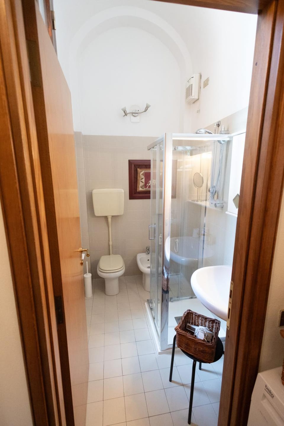 Shower, Toilet, Bathroom, bidet, towels