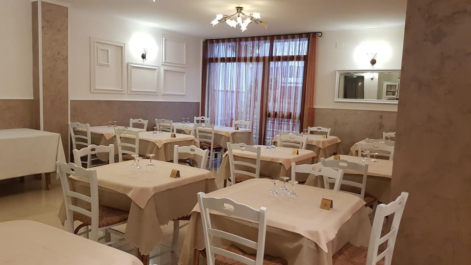 Restaurant/places to eat, Lounge or bar