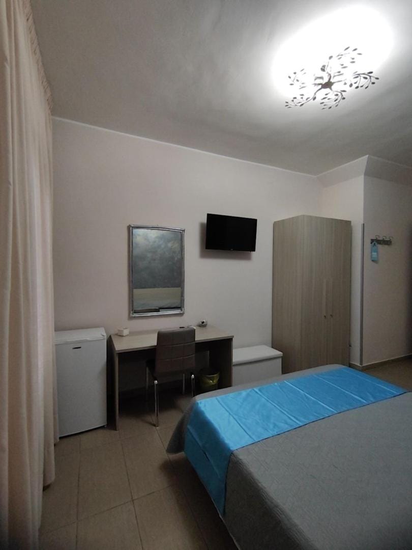 Bed, TV and multimedia, Bedroom