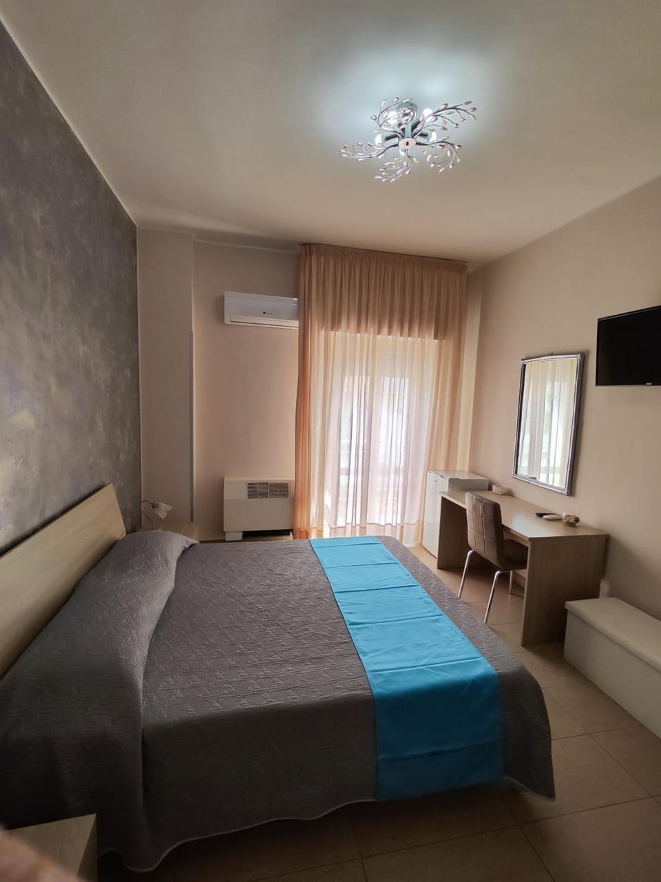 Bed, TV and multimedia, Photo of the whole room, Bedroom, air conditioner