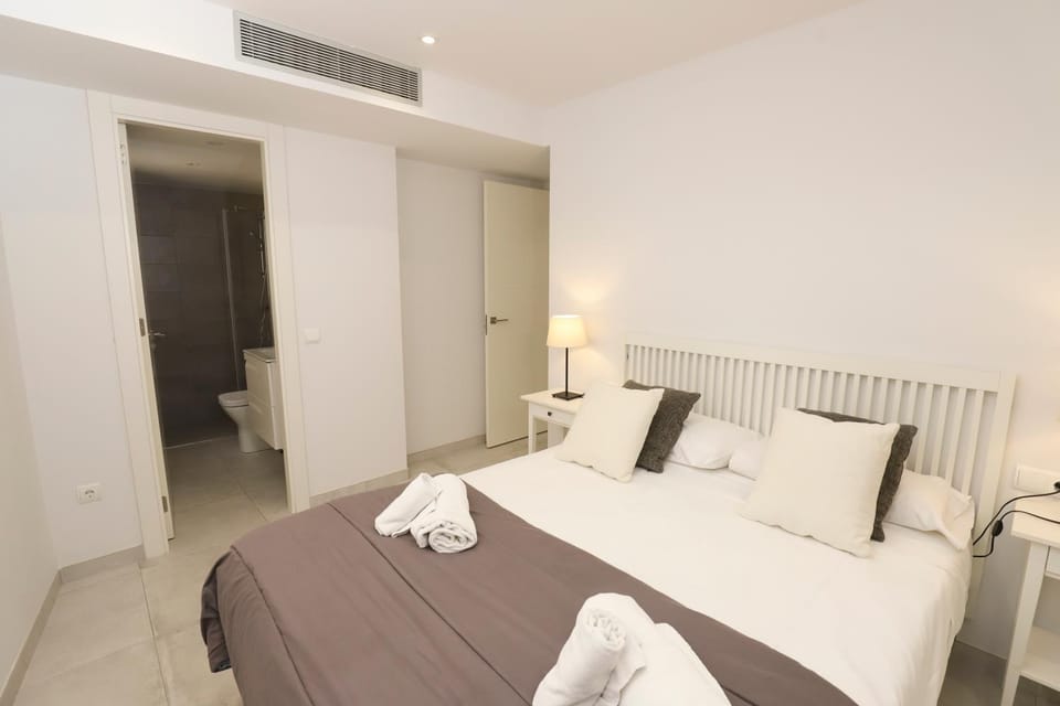 Photo of the whole room, Bedroom