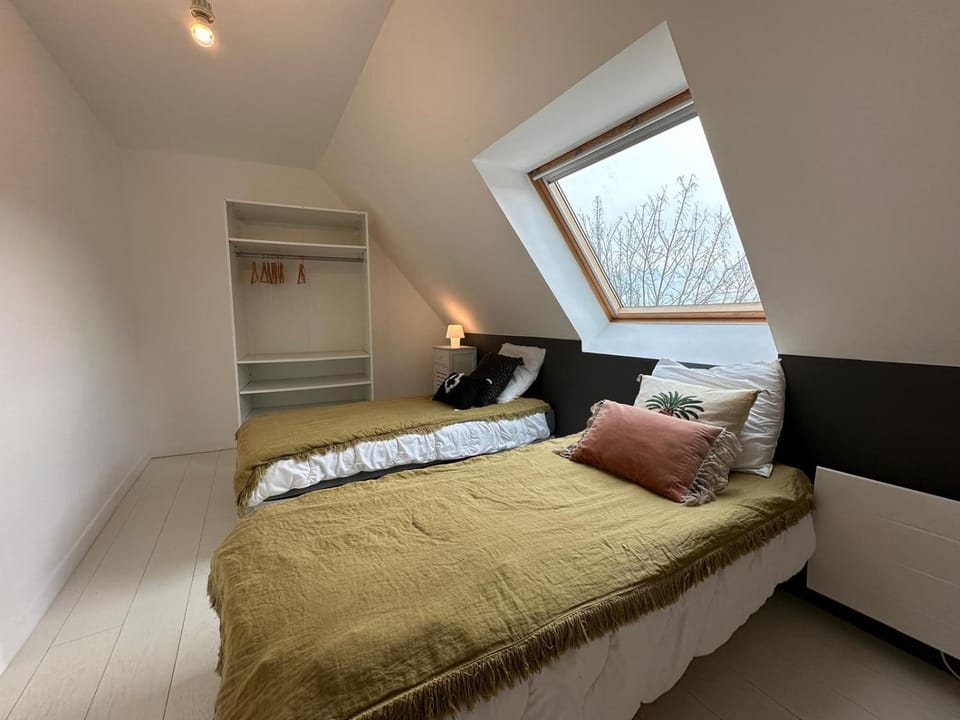 Photo of the whole room, Bedroom