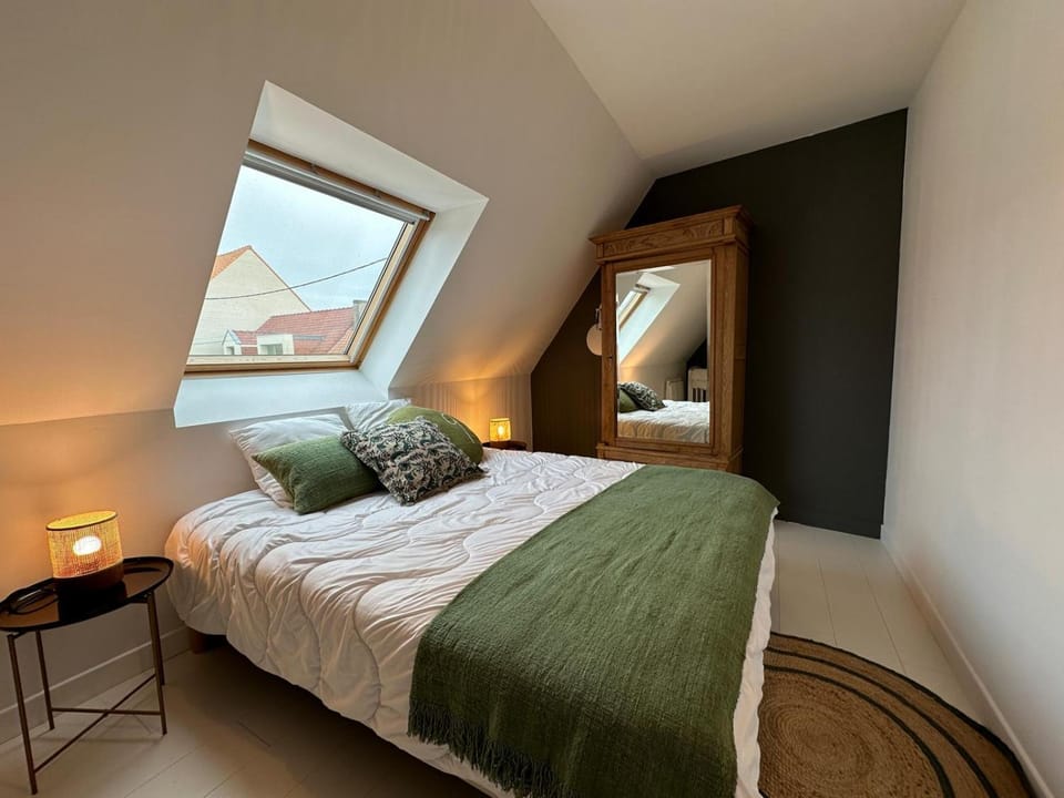 Photo of the whole room, Bedroom