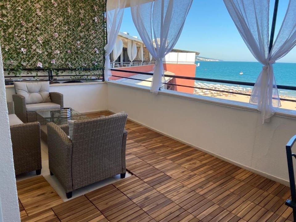 Natural landscape, View (from property/room), Balcony/Terrace, Seating area, Sea view