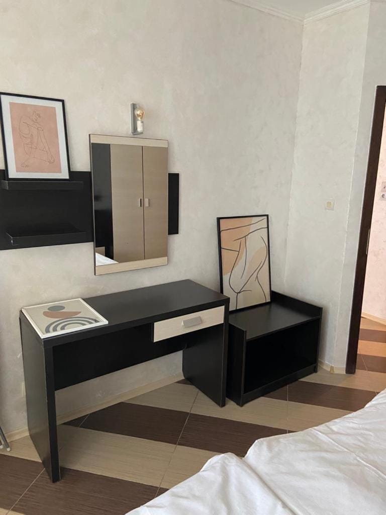 Photo of the whole room, Bedroom, hair dresser