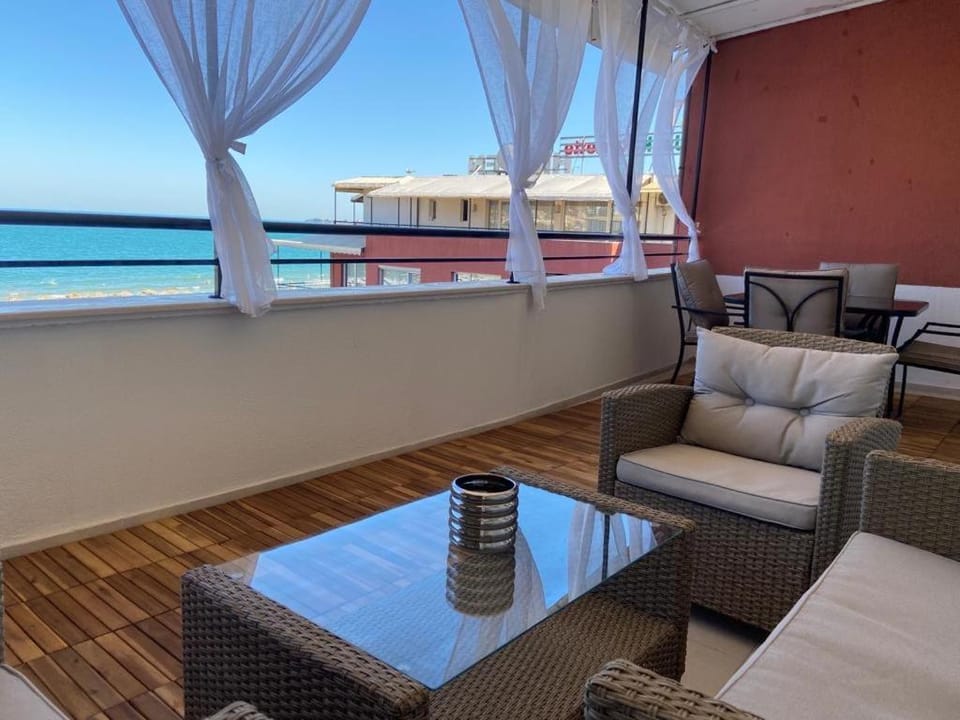Day, View (from property/room), Balcony/Terrace, Seating area, Lake view, Sea view