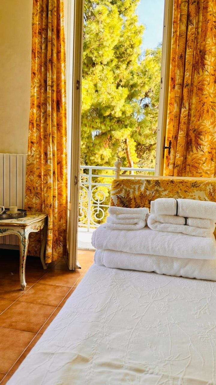 Bed, Balcony/Terrace, Photo of the whole room, Bedroom