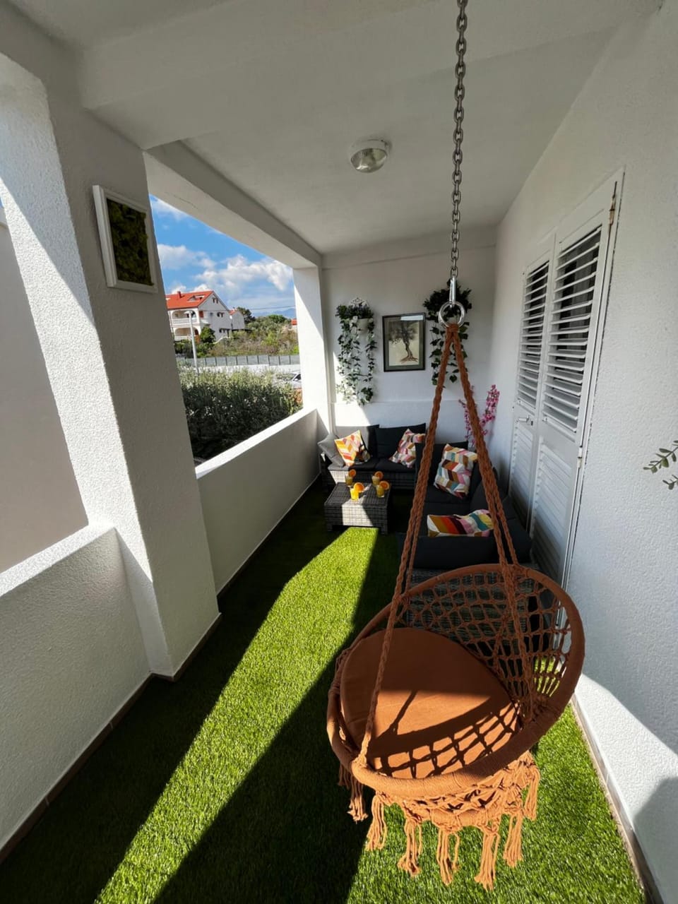 Balcony/Terrace, Entertainment