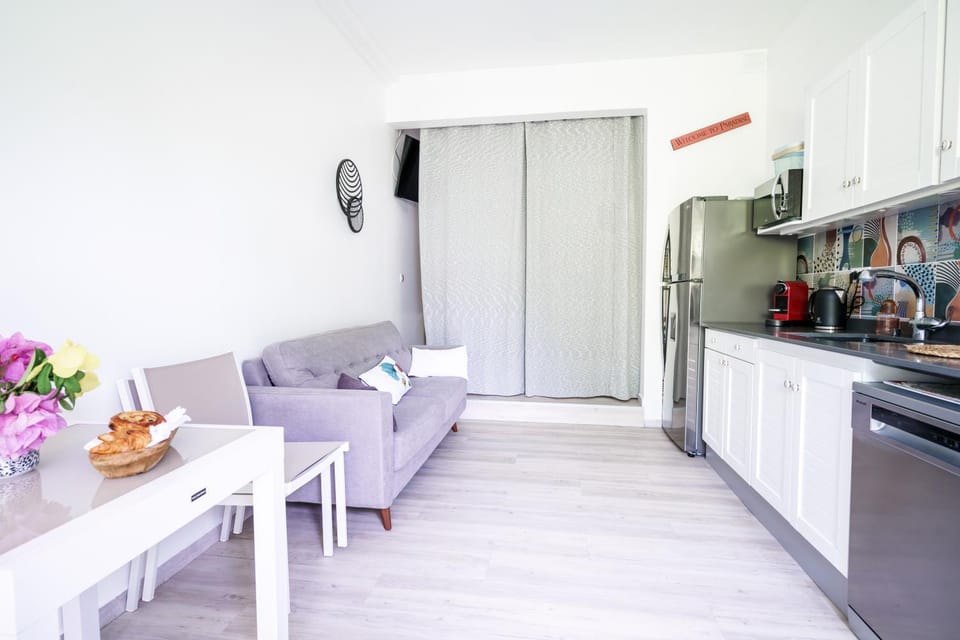 Kitchen or kitchenette, Living room, Seating area, Dining area, dishwasher, minibar, pet friendly, stove