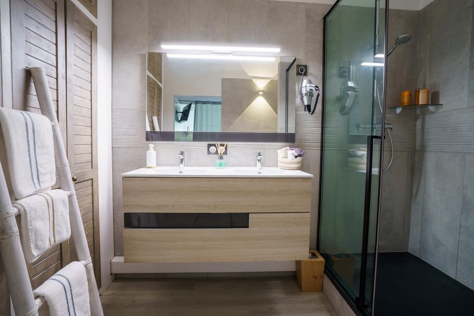 Shower, Bathroom, towels