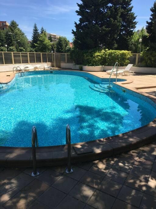 Day, Swimming pool