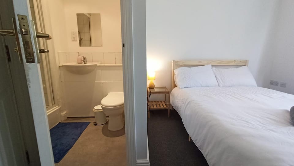 Bright, chilled ensuite DB room in a shared flat! Vacation rental in London Borough of Southwark