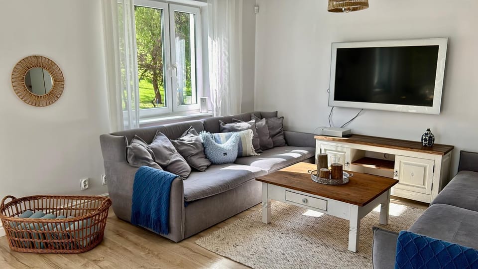 Communal lounge/ TV room, Living room, Seating area, Evening entertainment