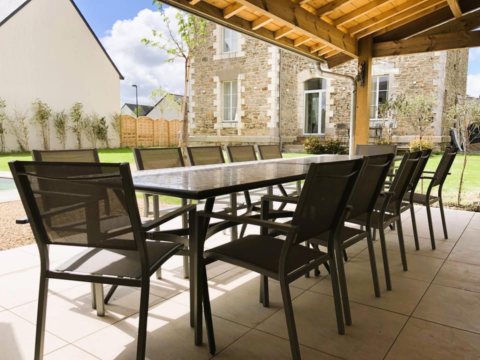 Patio, Day, Balcony/Terrace, Dining area