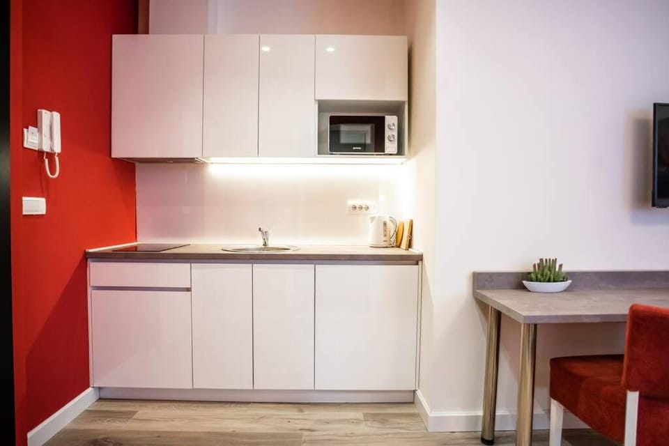 Kitchen or kitchenette, minibar