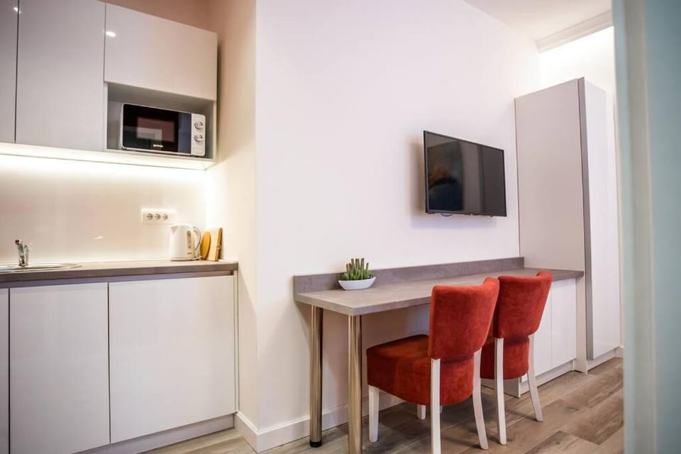 Kitchen or kitchenette, Dining area