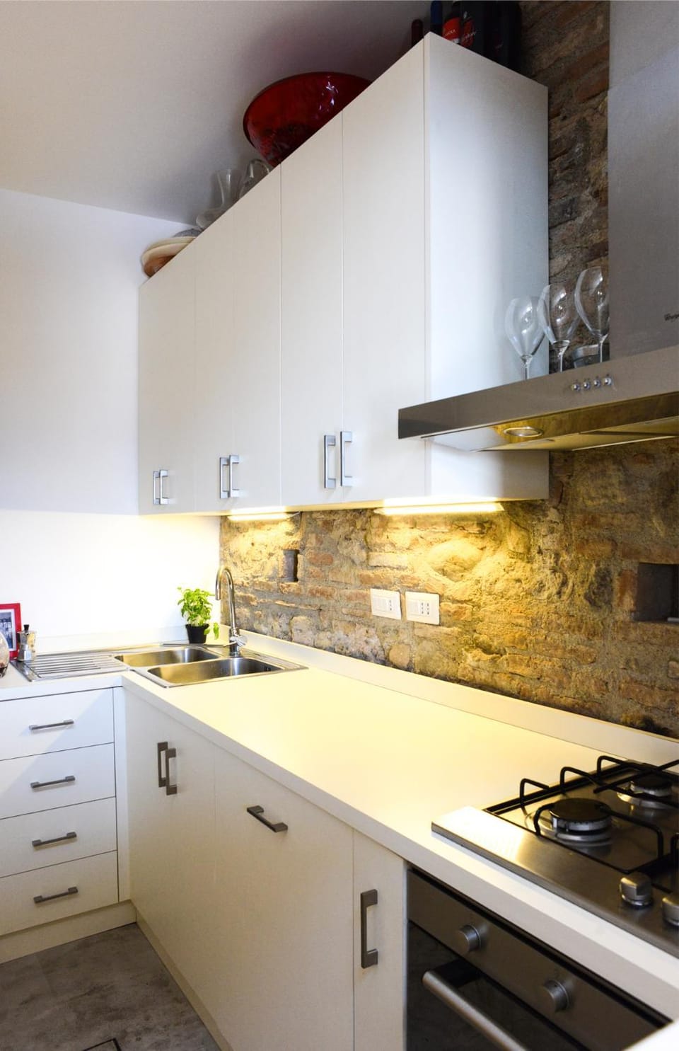 Kitchen or kitchenette, dishwasher, stove