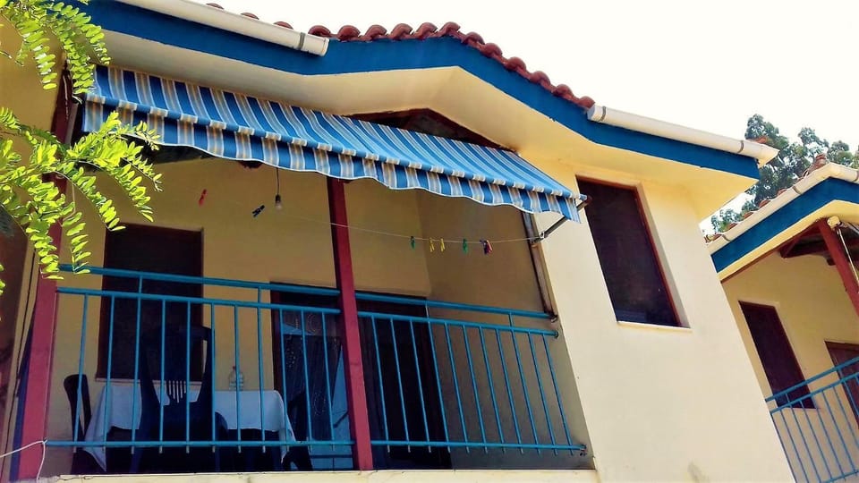 Property building, Day, Balcony/Terrace