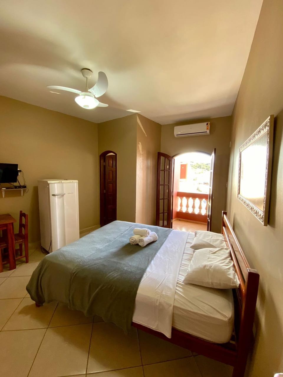 Bed, TV and multimedia, Photo of the whole room, Bedroom, fireplace, towels, wardrobe, air conditioner