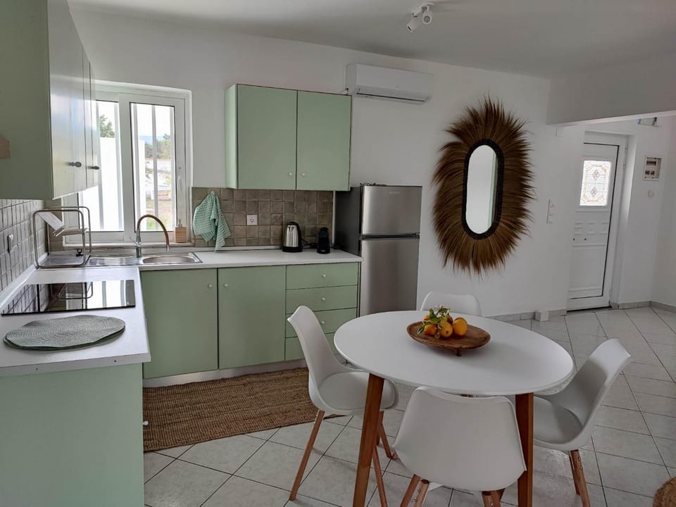 Kitchen or kitchenette, Dining area, oven, pet friendly