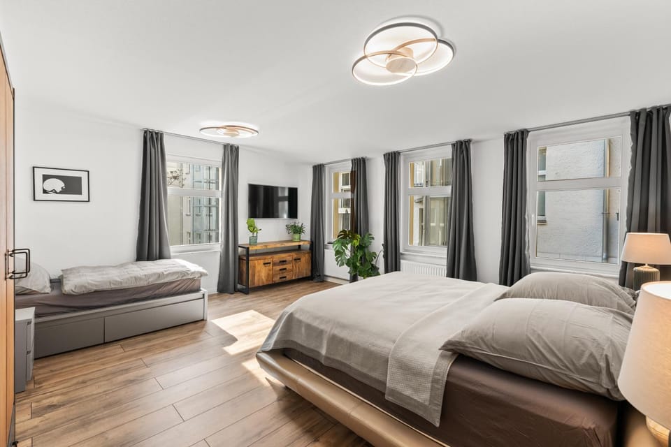 Bed, TV and multimedia, Bedroom