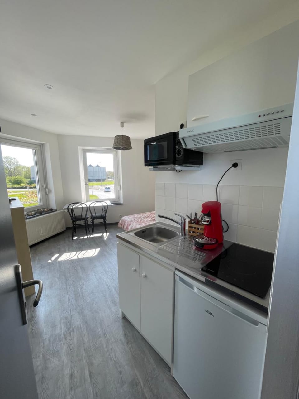 Coffee/tea facilities, Kitchen or kitchenette, Dining area, minibar