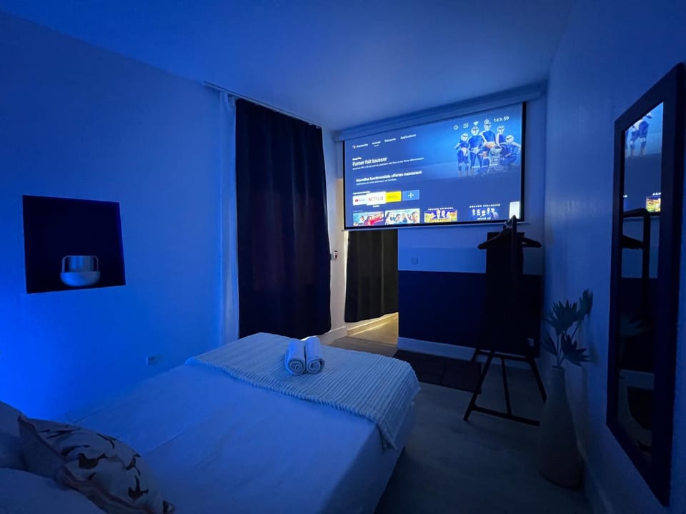 Spring, Bed, Night, Summer, TV and multimedia, Photo of the whole room, Bedroom
