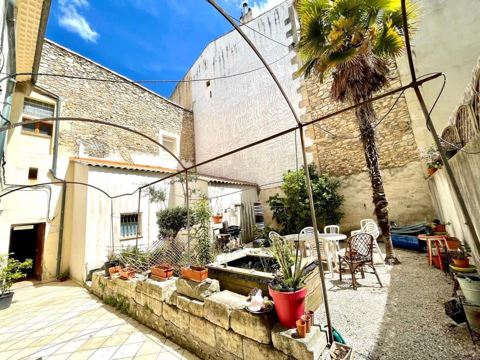 Property building, Patio, Day, Garden, Balcony/Terrace, Location
